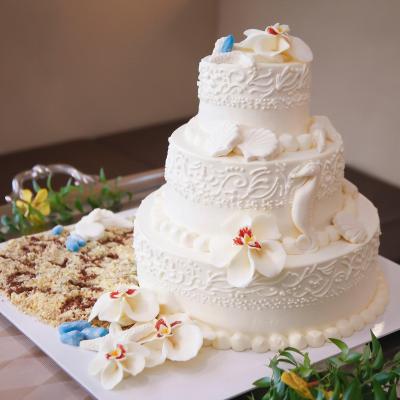 リゾート婚を行ったカップルのケーキは砂浜をイメージ<br>【料理・ケーキ】ウエディングケーキ
