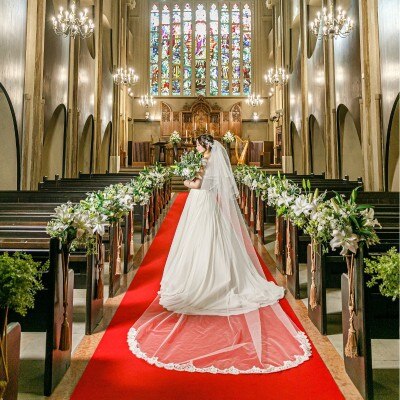 レッドカーペットはウェディングドレスを映えさせてくれる。<br>【挙式】思わずため息がこぼれるほどの『セント・リージェンツ大聖堂』（着席～120名）