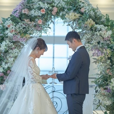 生演奏と歌からスタートする挙式。荘厳な雰囲気の中で、生涯の記憶に残るセレモニーを<br>【挙式】天窓から自然光が降り注ぐ「セントアクアチャペル赤坂」