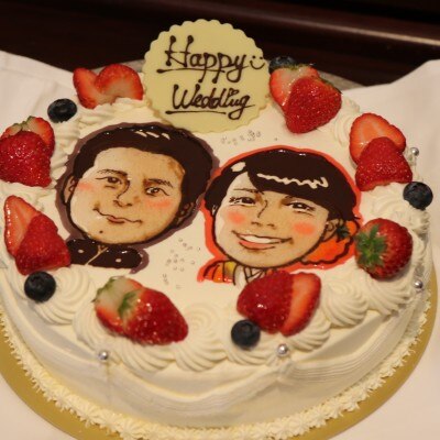 おふたりの似顔絵が描かれたサプライズケーキ