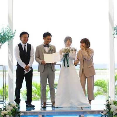 参加していただいたゲストの皆様に結婚の承認者となっていただきたいと考えたお二人！挙式のスタイルは人前式にし、当日サプライズでご友人様をお呼び出し挙式の承認者となっていただきました！まさかのサプライズにご友人様もびっくり！！！
