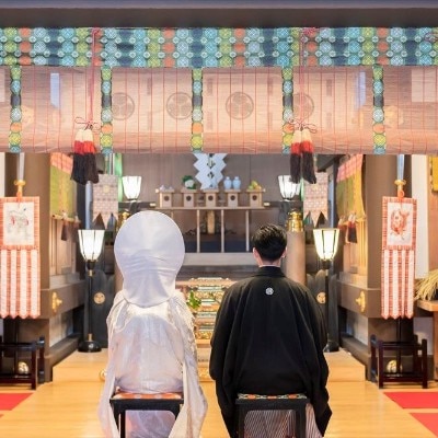 隣接する常盤神社は水戸光圀・斉昭公を祀る。水戸を守り育んだ両公に結婚の報告を