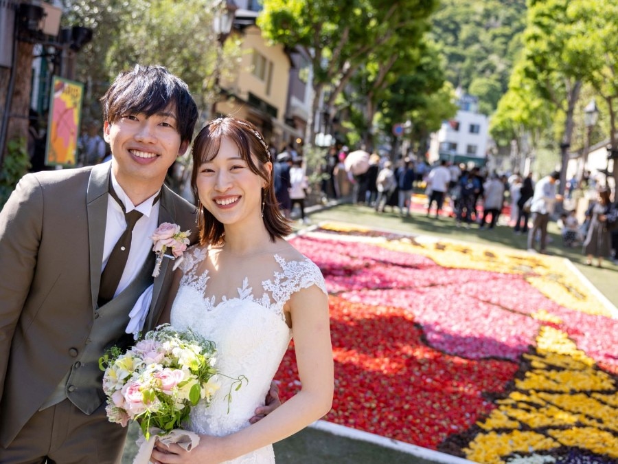 北野の街が色とりどりの花々に包まれた　ある春の日
街全体がおふたりを祝福するような
そんな特別な日にご結婚式を挙げられたおふたりの1日をご紹介します