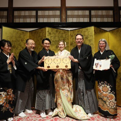 住む国が違っても同じ時を刻み、いつまでもお互いを思いやれるようひとつの木を使った三連時計をプレゼント