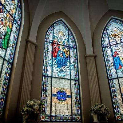 高さ6mの煌びやかなステンドグラス<br>【挙式】ヨーロッパに迷い込んだようなステンドグラス輝く「ローズガーデンクライスト教会」での厳かなセレモニー