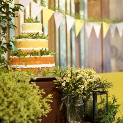 たくさんのグリーンとお花たちが、結婚式を爽やかに明るく演出してくれます<br>【披露宴】ホテル最上階をワンフロア貸切/「オリオン」着席～100名