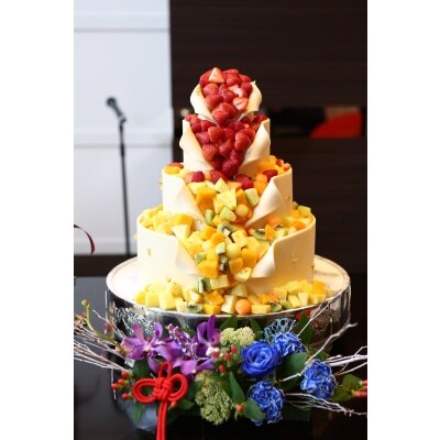 和テイストの色合いや装花をあしらえば、和装にピッタリなウエディングケーキに！
