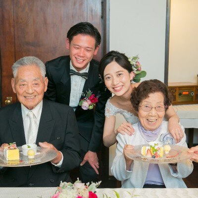 おふたりが特に感謝を伝えたい祖父母に「米寿」を祝うサプライズケーキをプレゼント！　このほかにも、記念日・お誕生日など、ゲストに合わせたプレートをご用意することが可能です。