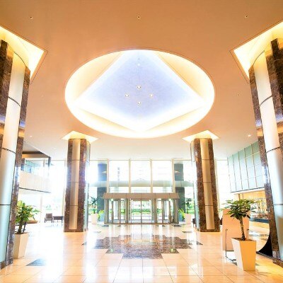 薬院大通に立つ、「緑と光」がテーマのホテル。上質で開放感のあるロビーが印象的<br>【付帯設備】付帯設備