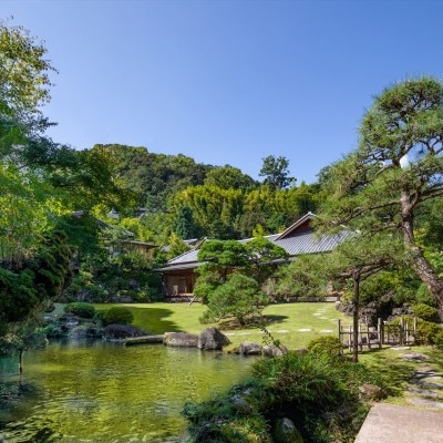 よく手入れされた自然との調和が美しい日本庭園は、造園界で名高い斎藤一夫博士が監修
