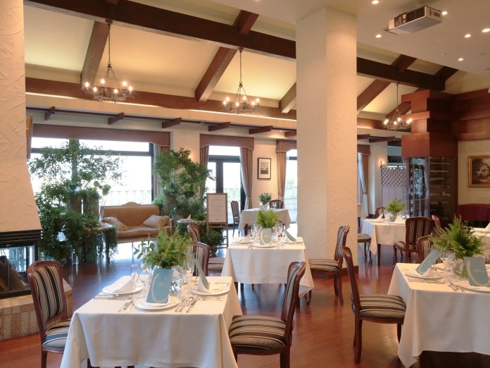 イタリアンレストランは旭川の街並みと自然を一望できる大きな窓も魅力のひとつ