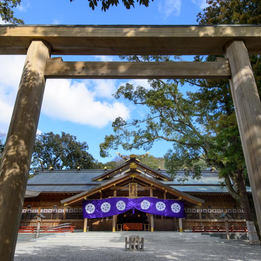 御殿裏手にある豊かな森に囲まれた田園は、三重県の無形文化財「御田祭」の舞台にも