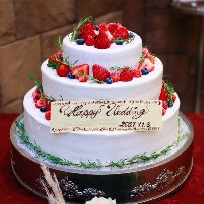 苺のシンプルなウェディングケーキ<br>【料理・ケーキ】ウェディングケーキ