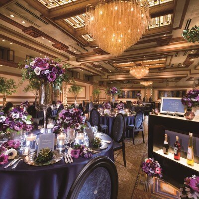 天井や壁の細かな装飾が印象的な「インペリアル」。紫や紺のコーディネートでシックに<br>【披露宴】インペリアルルーム＜着席 40名～180名 / 立食 40名～220名＞