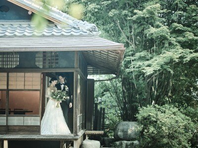 趣ある日本家屋は和装だけでなく、洋装も映える空間