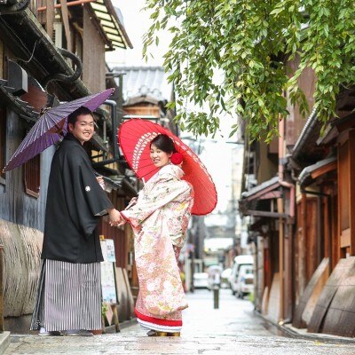 たおやかに揺れる柳に、凛とした和装姿。和装が似合う京都ならではの小径で記念撮影を<br>【ドレス・和装・その他】京情緒を楽しむロケーションフォト