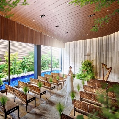 <br>【挙式】水・緑・光に包まれたデザイナーズチャペル「THE TENDER CHAPEL」（85名様までご着席）