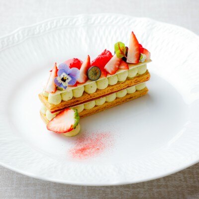 京都完熟あざといちごとピスタチオクリームを練りこんだホワイトチョコのミルフィーユ<br>【料理・ケーキ】料理重視のカップル必見！シェフとつくりあげるオリジナルコースでゲストをおもてなし