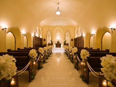 クリスタルの十字架やアンティークの椅子など、幻想的な雰囲気が漂う礼拝堂
