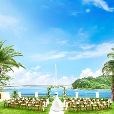 目に入るものすべてが美しい、広大なガーデン。ゲストにとっても忘れられない挙式に<br>【庭】空と海を独占して上質なパーティを