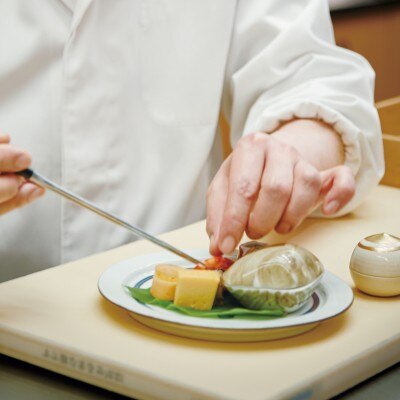 <br>【料理・ケーキ】【日本料理】素材そのものの旨味を引き出すために、丁寧に出汁をとるところから始まる