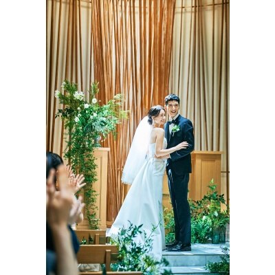 <br>【挙式】結婚式の為だけに建築された“本物の迎賓館”。光と緑に包まれた木のチャペル（着席：～120名迄）