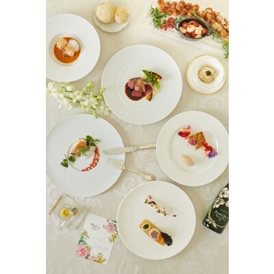 <br>【料理・ケーキ】披露宴会場に出来立ての状態でサーブされるお料理は、ゲストへの最高のおもてなし