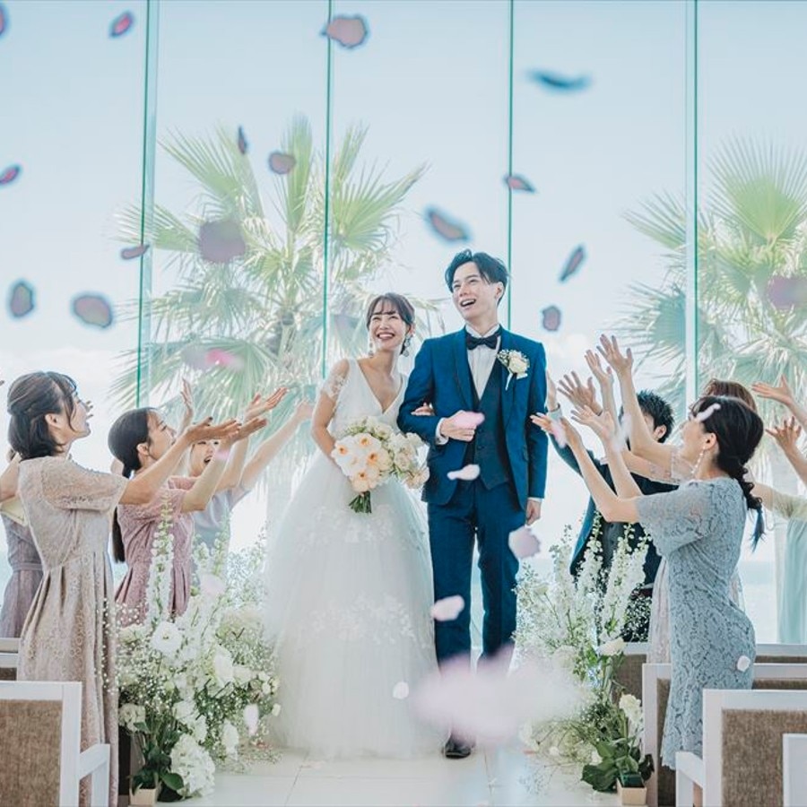 空と海、そしてゲストのあたたかな祝福に包まれるシーンは、感動もしあわせも最高潮！