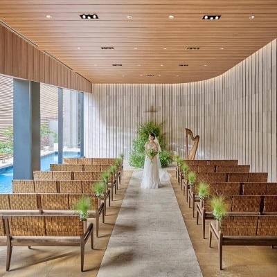 <br>【挙式】水・緑・光に包まれたデザイナーズチャペル「THE TENDER CHAPEL」（85名様までご着席）
