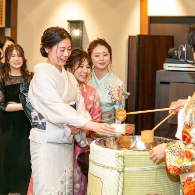ご新郎ご新婦様からゲストの皆様へお酒をお注ぎしまして、ゲスト様とのお時間も大切にします
