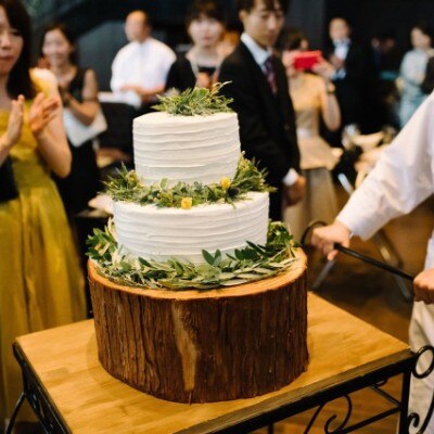 グリーンをあしらったシンプルなウェディングケーキが大人気♥！<br>【料理・ケーキ】ケーキ