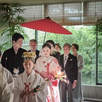 館内神殿ながら、参進の儀も行えるのも特長。ホテルのゲストからも祝福の声がかかる<br>【挙式】神殿（着席～58名）