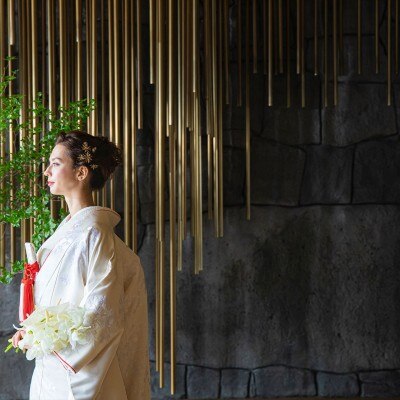 名古屋城の石垣をモチーフにした祭壇<br>【挙式】ミュージックホール「Sign」（着席～104名）