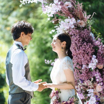 美しいロケーションが心を解きほぐしてくれる。自然体のまま過ごす結婚式がかなう<br>【挙式】挙式