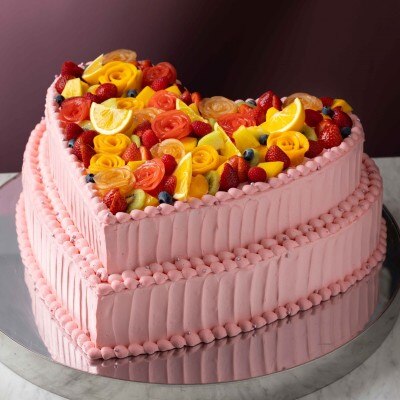 彩り鮮やかなフルーツをふんだんに使ったフレッシュウェディングケーキ<br>【料理・ケーキ】2人の好みにあわせてパティシエが作るオーダーメイドのウェディングケーキ