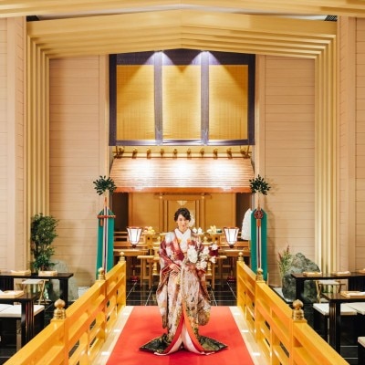 日本古来の伝統美とモダンさが融合した神殿で静かに執り行われる神前挙式