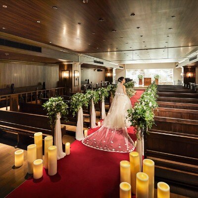 木製ベンチと重厚感のある赤い絨毯が印象的なチャペルに、ひと目惚れする花嫁も多数