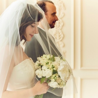 シャンデリア煌めく純白の空間が、ウエディングドレス姿の花嫁をいっそう輝かせる<br>【挙式】挙式