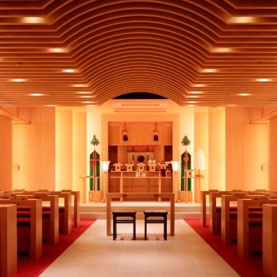 日本の伝統と木や石などの天然素材の美しさが融合した神殿で厳かな神前式も挙げられる<br>【挙式】神殿