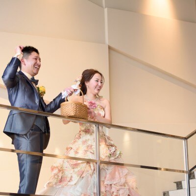 再入場は階段から…♡
新郎様のエスコートで一段一段進みます♥
なんとここで新郎新婦様からお菓子の振る舞い♡
幸せのおすそ分けです♥♥
