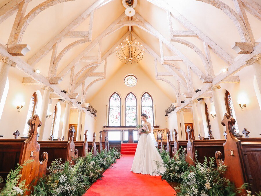 肩肘張らない温かい雰囲気のチャペル、天井も高く花嫁がより幸せそうに映ります