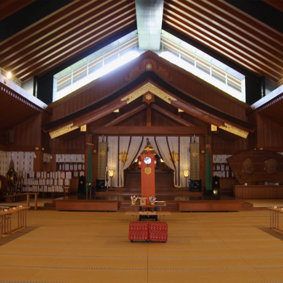 270畳の広さを誇る「神楽殿」。神社建築にはめずらしく装飾にステンドグラスが	