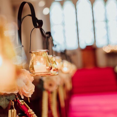 本物の灯でご案内する結婚式<br>【挙式】18世紀製ヨーロッパでつくられた歴史的価値の高いステンドグラスが輝く大聖堂（着席～70名）