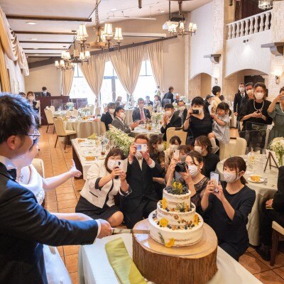 ケーキ入刀では、ゲストカメラマンが楽しそうにシャッターをきっています