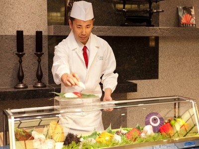 板前が目の前で握る「寿司バー」の演出はどの世代のゲストにも好評！