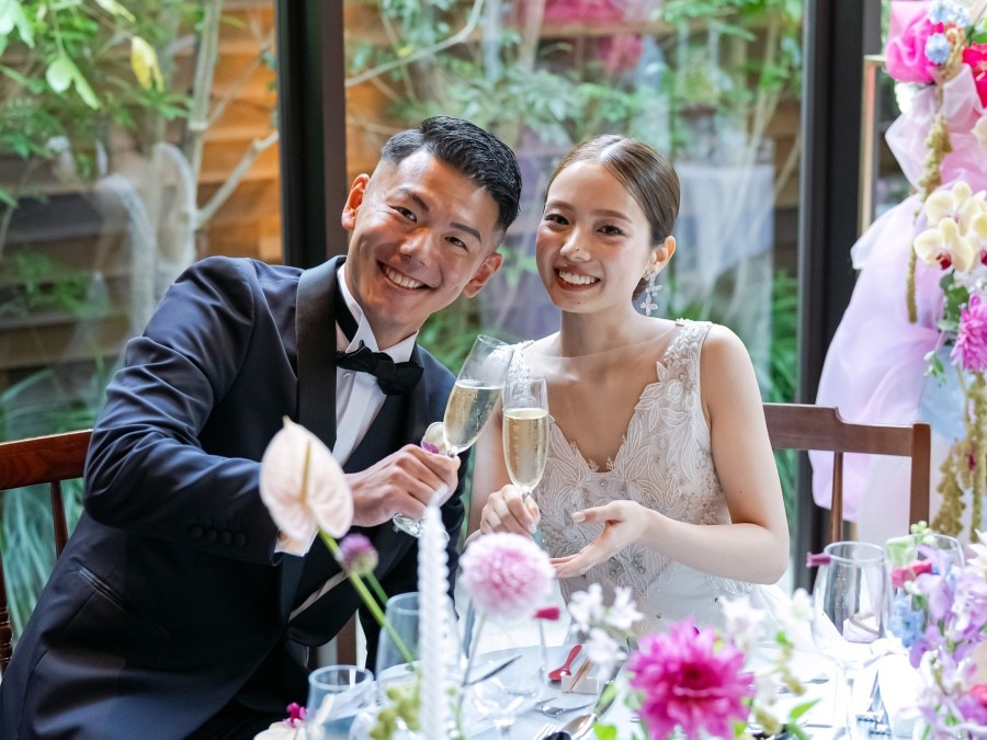 ーWedding party reportー

新郎様の職場でアルバイトしたことがきっかけでお付き合いがはじまったおふたり

「チャペルに一目惚れしたこと」「新郎の地元が神戸だったこと」

「アクセスが良くて、設備が整っていてゲストも宿泊できるところ」

「お料理が美味しいところ」描いていた希望が叶う会場だとオリエンタルホテルを

選んでくださったおふたりのサマーウェディングをご紹介します