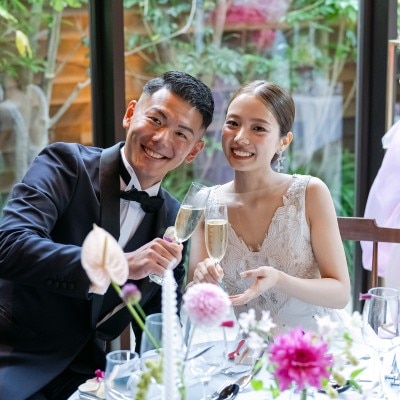 ーWedding party reportー

新郎様の職場でアルバイトしたことがきっかけでお付き合いがはじまったおふたり

「チャペルに一目惚れしたこと」「新郎の地元が神戸だったこと」

「アクセスが良くて、設備が整っていてゲストも宿泊できるところ」

「お料理が美味しいところ」描いていた希望が叶う会場だとオリエンタルホテルを

選んでくださったおふたりのサマーウェディングをご紹介します