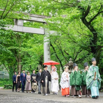 緑に包まれた境内を進み、本殿へ。由緒ある場所での厳かな挙式が深く心に刻まれる<br>【挙式】挙式（若宮八幡宮）