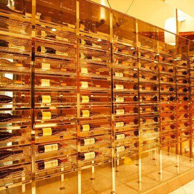 ガラス越しに見ることができるワインセラーには、常時100本のワインがそろう<br>【付帯設備】付帯設備