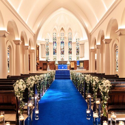 壮麗なチャペルには、イギリスの教会で120年以上前に使われていたステンドグラスが<br>【挙式】エリア人気NO.1の独立型大聖堂～ロイヤルブルーが新婦のウエディングドレスを惹きたてる～